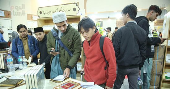 حب النبي والوطن يجمع زوار معرض الكتاب.. وجناح الأزهر يشهد تزايد الإقبال