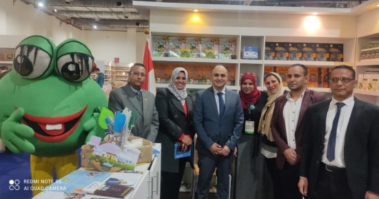 جناح وزارة البيئة ينشر البهجة فى معرض الكتاب.. "نيمو" و"بذرة" شخصيات كارتونية بيئية تتجول بالمعرض لتنظيم المسابقات بين الأطفال.. وتوزيع جوائز وهدايا خضراء على الزائرين.. وعقد ندوات ثقافية وورش فنية للرسم.. صور
