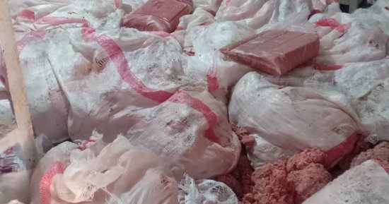 ضبط 3 أطنان مفروم دواجن غير صالحة للاستهلاك الآدمى فى حملات بالخانكة.. صور