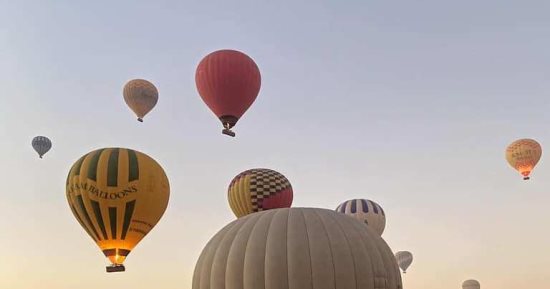 1100 سائح يستمتعون بسماء الأقصر على متن 55 رحلة بالون طائر.. صور