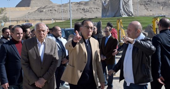 رئيس الوزراء يتفقد مشروعات تطوير المنطقة المحيطة بالمتحف المصرى الكبير 