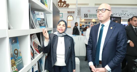 رئيس الهيئة العامة للكتاب يزور جناح "معلومات الوزراء"