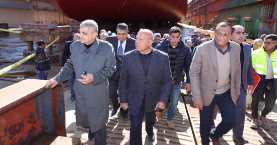 وزير النقل ورئيس هيئة القناة يتفقدان ترسانة السويس لبحث توطين صناعة السفن