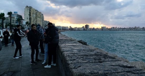 أجواء أوروبية على كورنيش الإسكندرية.. الأهالى يستمتعون خلال فترة النوة والأمطار