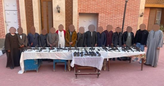 مداهمة 10 أفدنة أفيون وحشيش وضبط 16 عنصرا شديد الخطورة بأسيوط.. صور