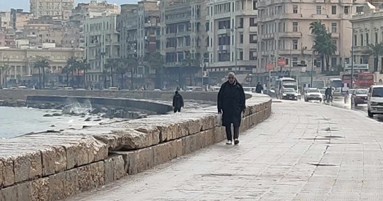 الأمطار تضرب الإسكندرية مع انخفاض درجات الحرارة.. فيديو وصور