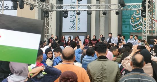 بالشال والأعلام الفلسطينية.. المسرح المكشوف يجذب زوار معرض الكتاب