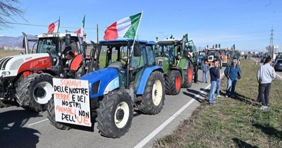 مزارعون تشيكيون يحتجون على سياسات الاتحاد الأوروبى بـ3 آلاف جرار