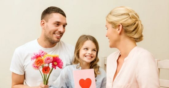 طرق ممتعة للاحتفال بعيد الحب مع العائلة.. وقت للعب وجلسة أفلام