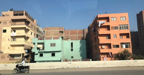 طلاء واجهات العقارات المطلة على الطريق الدائرى فى نطاق الجيزة.. صور
