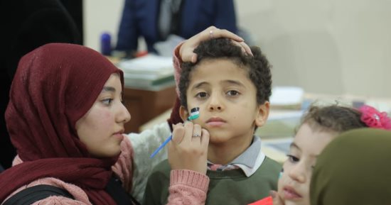 فى يومه الأخير.. أطفال يرسمون علم فلسطين على وجوههم فى معرض الكتاب