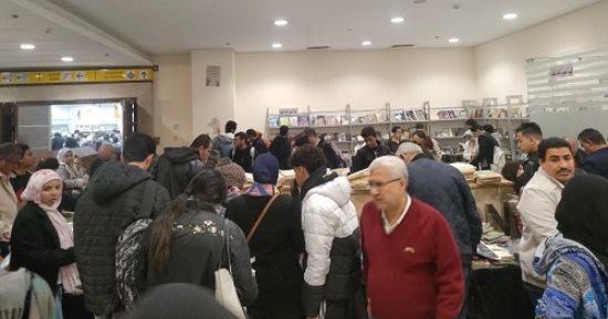 استمرار توافد الجمهور على الكتب المخفضة بمعرض الكتاب 2024.. صور