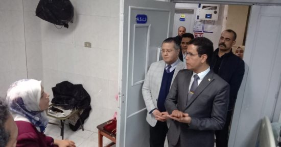 رئيس جامعة بنها يزور المرضى من الأشقاء الفلسطينيين داخل المستشفى الجامعى