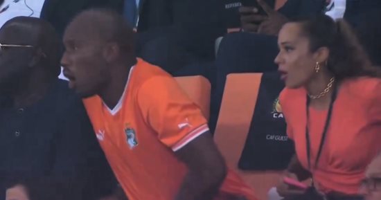 وقع من طوله.. شاهد صدمة دروجبا على فرص كوت ديفوار الضائعة ضد الكونغو