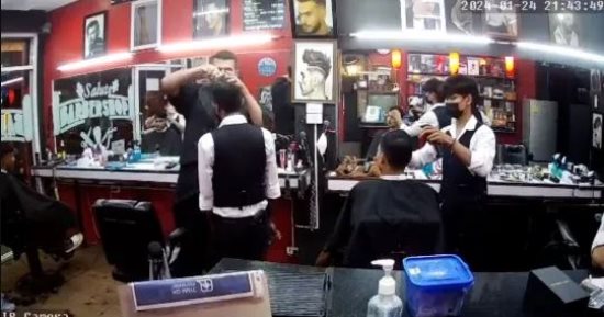 سائح روسى غاضب ينتقم من حلاق بطريقة غريبة بسبب قصة شعر سيئة.. فيديو وصور