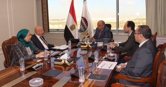 وزير قطاع الأعمال يبحث مع جمعية المصدرين فرص الاستثمار فى قطاع الغزل والنسيج