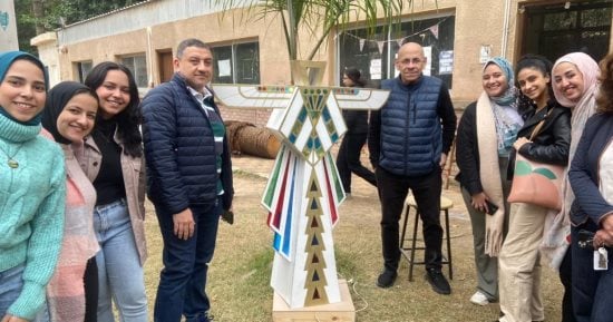 طلاب "فنون جميلة" جامعة الإسكندرية يستخدمون الخردة لتجميل الميادين.. صور
