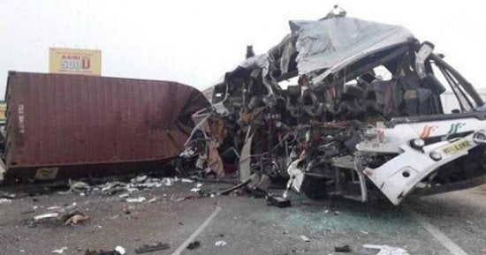 مصرع 4 وإصابة 15 آخرين إثر حادث تصادم شاحنة بمركبتين شرقى الهند 