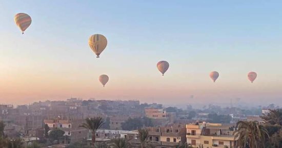 تحليق 1100 سائح من حول العالم على متن 45 رحلة بالون طائر بالأقصر.. صور  