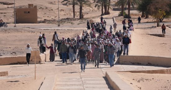 "أهل مصر".. جولة أثرية بمعبد هيبس ومقابر البجوات لفتيات المحافظات الحدودية