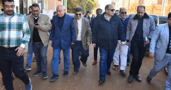 محافظ أسيوط يتفقد أعمال وضع التربة الزلطية ورصف شوارع مدينة منفلوط 