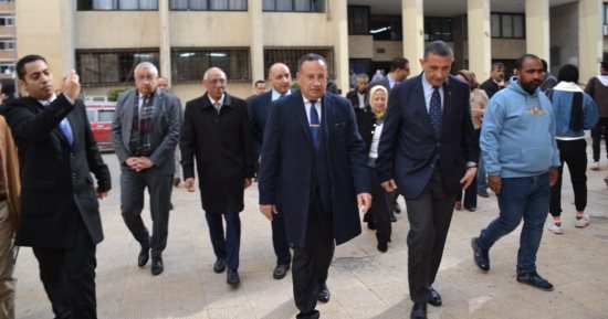 رئيس جامعة الإسكندرية يتفقد العملية التعليمية فى بداية الفصل الدراسى الثانى