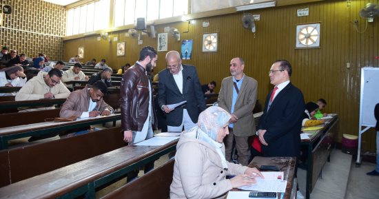 2907 طلاب يواصلون امتحانات التيرم الأول لبرامج التعليم المدمج بجامعة سوهاج.. صور