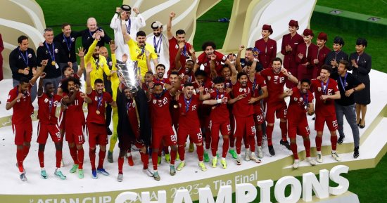 صورة مراسم تتويج منتخب قطر بكأس آسيا 2023 على طريقة ميسي.. فيديو وصور