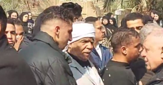 كهربا وعبد المنعم ومصطفى شوبير يشاركون فى تشييع جنازة والد كوكا.. صور