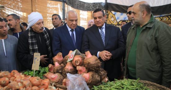 وزير التنمية المحلية ومحافظ الجيزة يتفقدان سوق الجملة فى أكتوبر