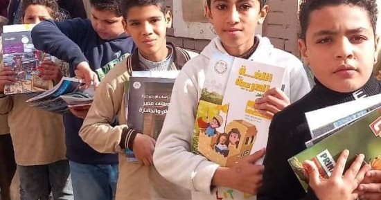 طلاب المدارس يتسلمون الكتب المدرسية للفصل الدراسى الثانى.. صور 