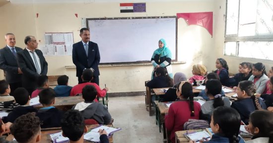 مدير تعليم الجيزة ينبه على الانتهاء من المناهج الدراسية فى موعدها