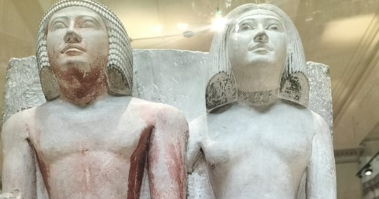 تمثال عائلي لكا إم حست وزوجته وابنه من مقتنيات المتحف المصرى