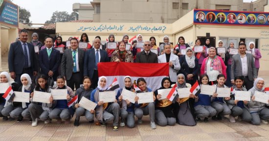 مدير تعليم القاهرة يتفقد انتظام اليوم الثانى للدراسة ويكرم الطلبة المتفوقين