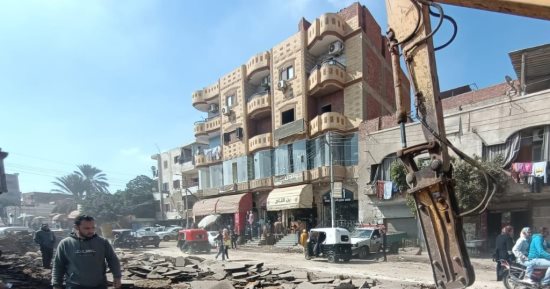 محافظ الغربية يتابع أعمال إزالة طبقة الأسفلت المتهالكة بطريق السنطة البلد