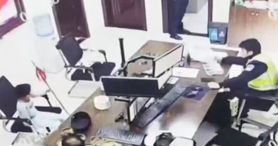 ما عندوش تفاهم.. طفل صينى يبلغ الشرطة عن والده 8 مرات لتفضيله شقيقته الكبرى