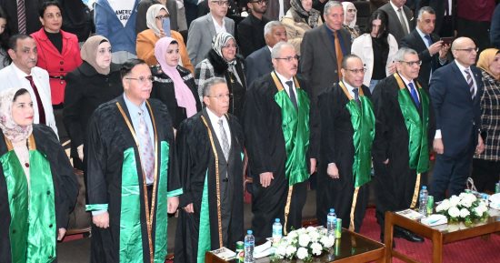رئيس جامعة قناة السويس يشهد حفل تخريج الدفعة 36 لكلية الطب.. صور