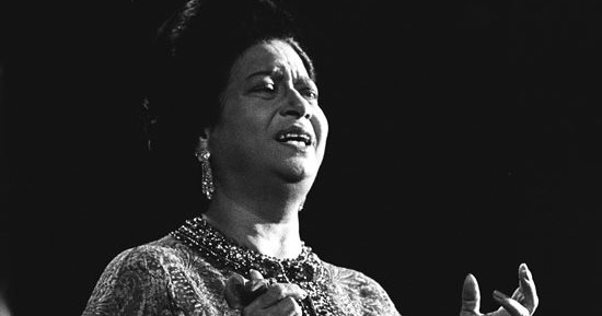 سعيد الشحات يكتب: ذات يوم 19 مارس 1969.. أم كلثوم فى حفلها بمدينة بنغازى لصالح المجهود الحربى والمقاومة الفلسطينية ترد على أحد الحضور من بين عشرة آلاف: «اخرس.. قليل الأدب» 