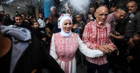 عيد الحب 2024.. قصص حب تحدت الصواريخ والحرب فى فلسطين 
