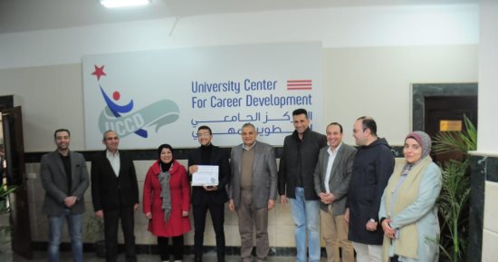 رئيس جامعة كفر الشيخ يكرم المجموعة الثانية من الطلاب المتطوعين بالمركز الجامعى