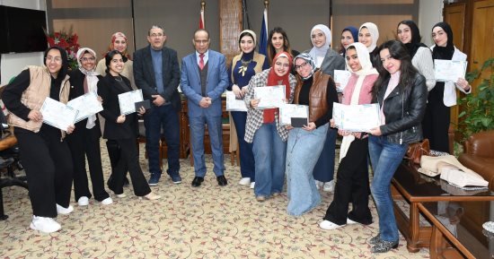  نائب رئيس جامعة القناة يُكرم طالبات دورة الإذاعة باللغة الإنجليزية 