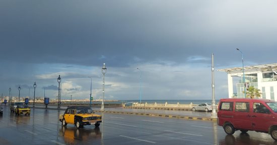 أمطار غزيرة ورياح..  نوة الشمس الصغرى تغسل شوارع الإسكندرية