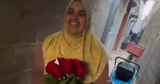 حب من قلب الحرب.. فلسطيني يهدي زوجته باقة زهور في أحد المخيمات