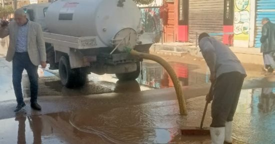 حملات مكثفة للنظافة ورفع مياه الأمطار وتطهير الشبكات والصرف الصحى بكفر الشيخ.. صور