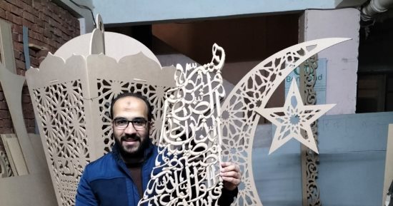 "وبشر الصابرين".. إسماعيل رسم خريطة فلسطين بالأركيت وحروف الآية القرآنية 