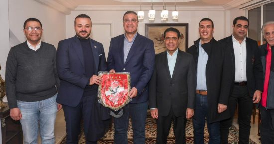 وفد الأهلى يلبى دعوة سفير مصر فى الجزائر.. والبعثة تهديه درع وعلم النادى