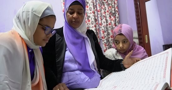 العلم ما لوش سن.. حنان محت أميتها بعد سن الأربعين.. زوجها شجعها على طريق النور قبل رحيله.. تحدت السرطان وإعاقة ابنها وحصلت على الدكتوراه الفخرية من المغرب.. فيديو وصور