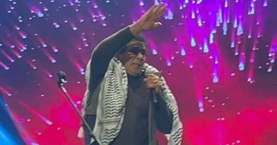 الفن – محمد منير يرتدى الشال الفلسطينى ويغنى القدس عربية بحفل عيد الحب – البوكس نيوز