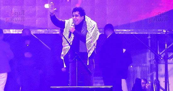 محمد منير يرتدى الشال الفلسطينى ويغنى القدس عربية بحفل عيد الحب