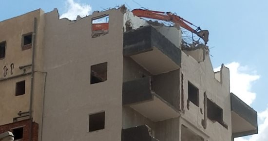 محافظة القاهرة تزيل طابقين بعقار مخالف بالمقطم